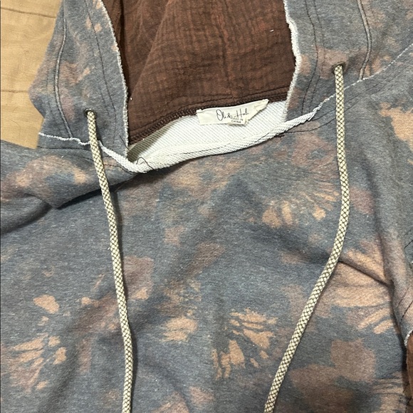 Oli & Hali Two-Tone Hooded Sweatshirt. Size XL - Picture 3 of 7